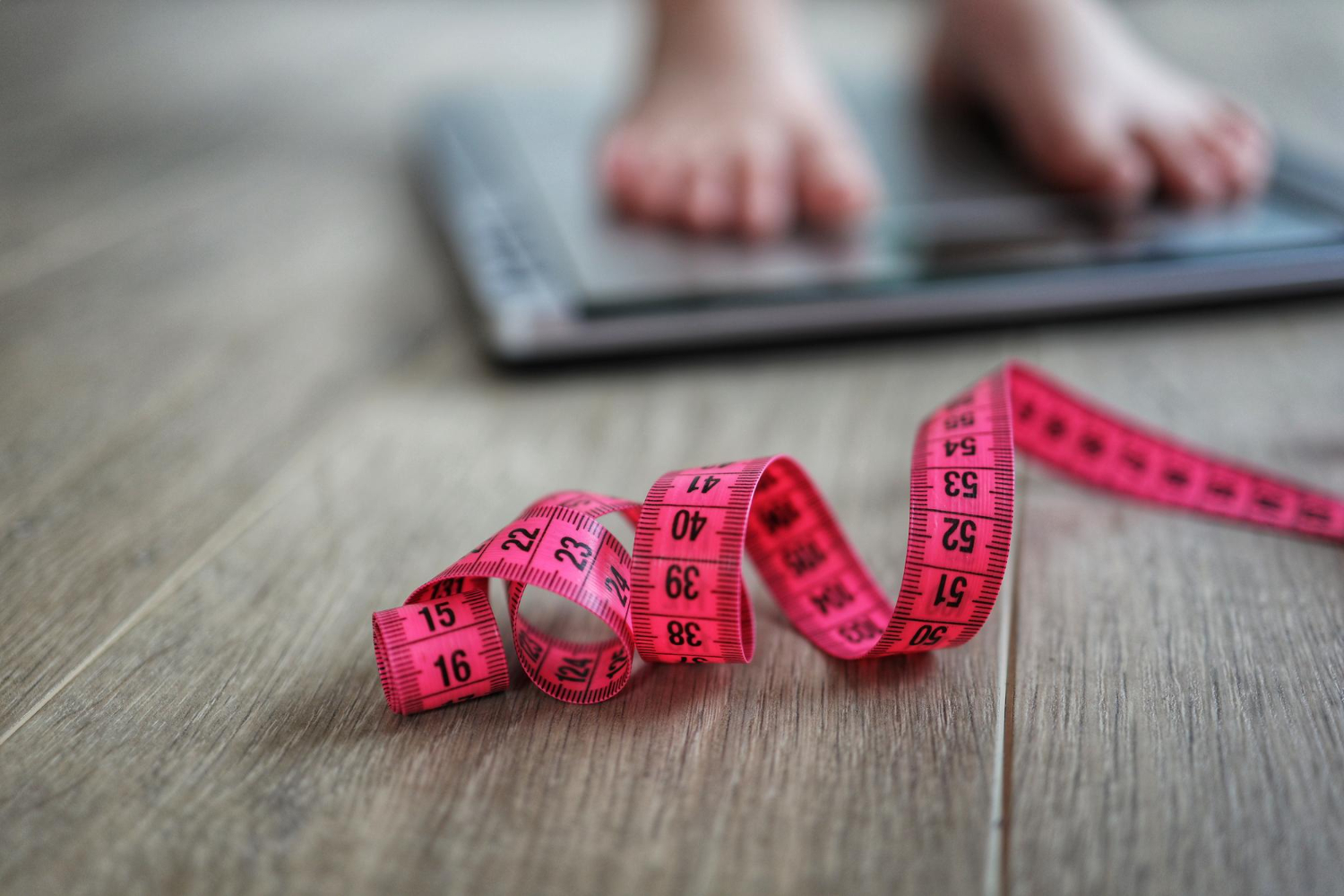 Ozempic vény nélkül – fogyás mérlegen és mérőszalaggal szemléltetve