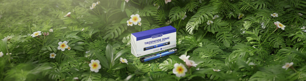 Fogyasztó injekciók Tirzepatide toll és doboz természetes zöld háttérben, GLP-1 alapú készítmény