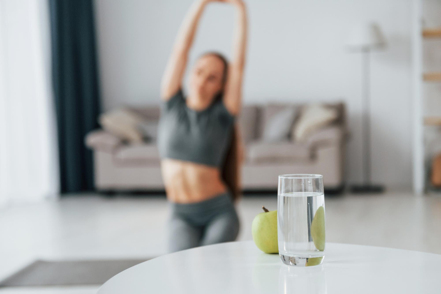 Semaglutide rendelés előtt otthoni környezetben víz és egészséges étkezés mellett edzésre készülő személy