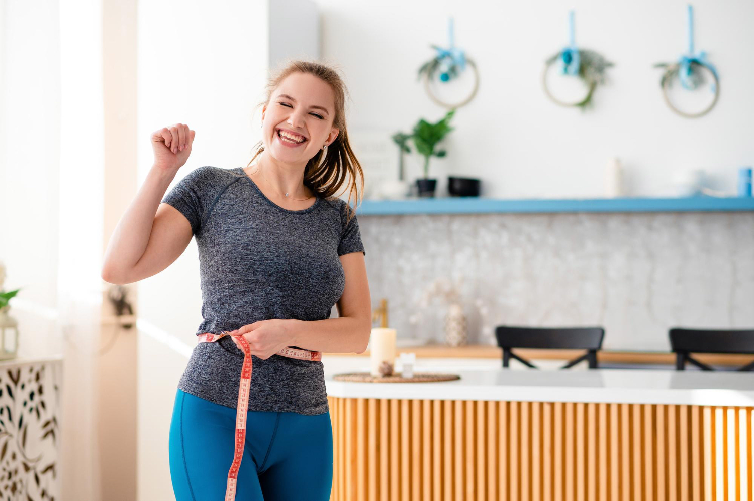 tirzepatide hatása fogyás és életmódváltás eredménye nő mérőszalaggal