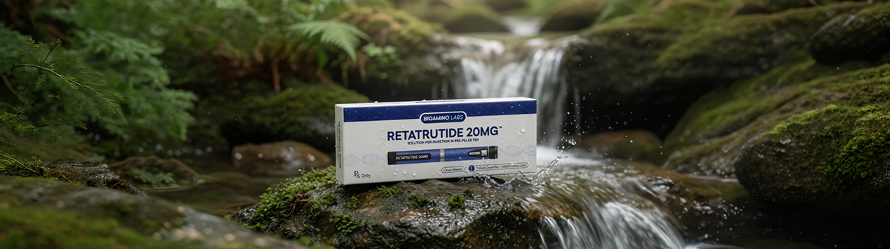 Retatrutide 20mg fogyasztó injekció doboz természetes környezetben, vízesés mellett elhelyezve